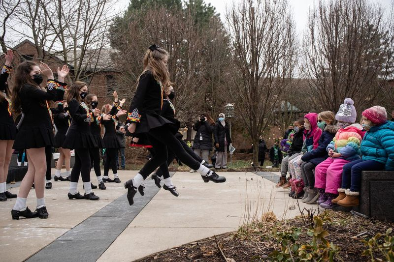 Trinity Irish Dancers vystupují před švédskou nemocnicí Covenant na Den svatého Patrika, aby vyjádřili uznání zdravotnickým pracovníkům.