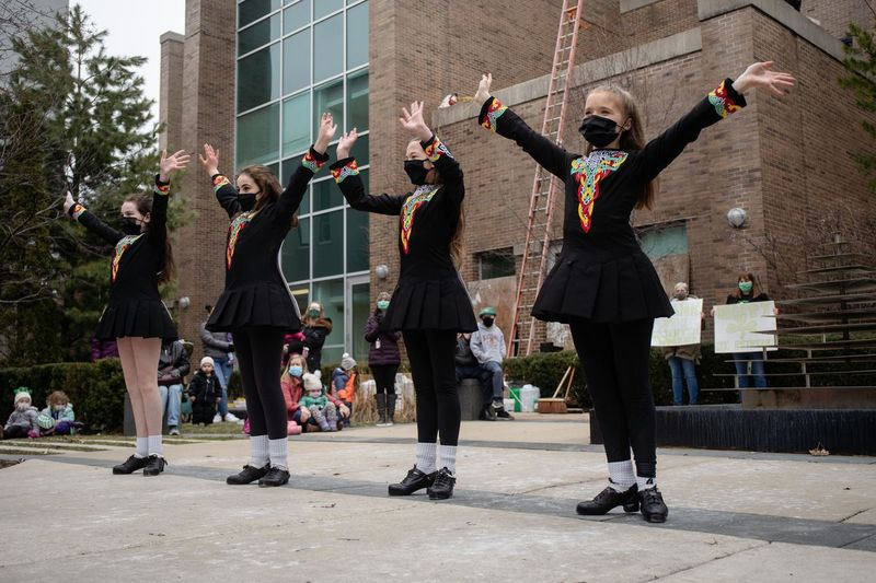 Trinity Irish Dancers vystupují před švédskou nemocnicí Covenant na Den svatého Patrika, aby vyjádřili uznání zdravotnickým pracovníkům.