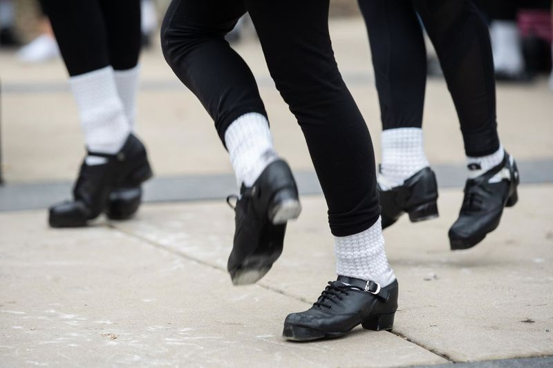 Trinity Irish Dancers vystupují před švédskou nemocnicí Covenant na Den svatého Patrika, aby vyjádřili uznání zdravotnickým pracovníkům.