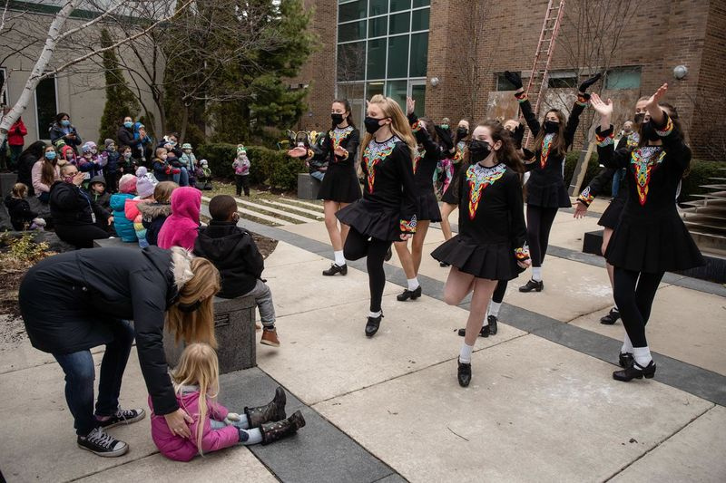 Trinity Irish Dancers vystupují před švédskou nemocnicí Covenant na Den svatého Patrika, aby vyjádřili uznání zdravotnickým pracovníkům.