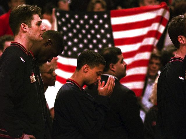 Nepaisydamas „United Center“ minios pašaipų, tuometinis Denverio „Nuggets“ gynėjas Mahmoudas Abdul-Raufas meldžiasi per himną prieš 1996 m. kovo 15 d. rungtynes ​​su „Bulls“. AP