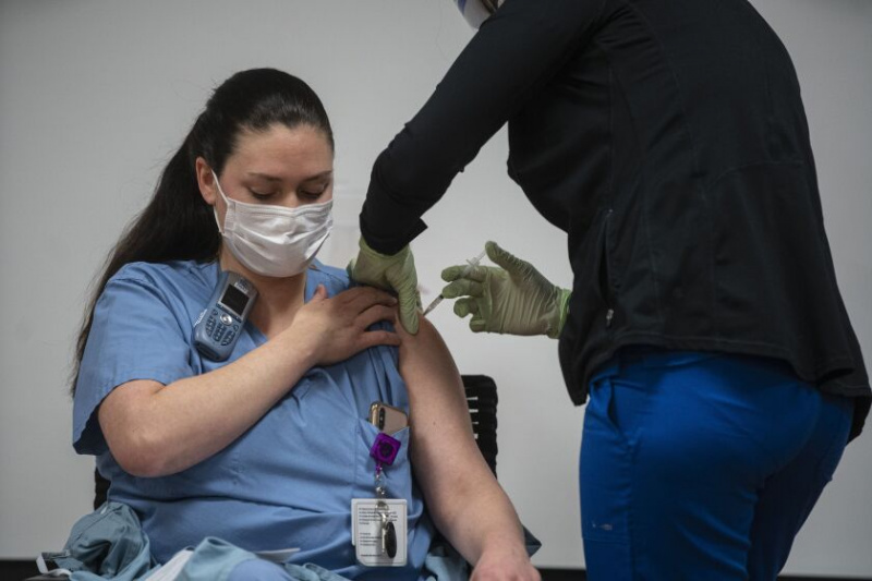   Neljapäeval, 17. detsember 2020, Humboldt Parkis asuvas Norra Ameerika haiglas vaktsineeritakse latiino päritolu tervishoiutöötajat pressikonverentsil, et teha esimesed COVID-19 vaktsineerimised Latino tervishoiutöötajatele. Anthony Vazquez / Sun-Times