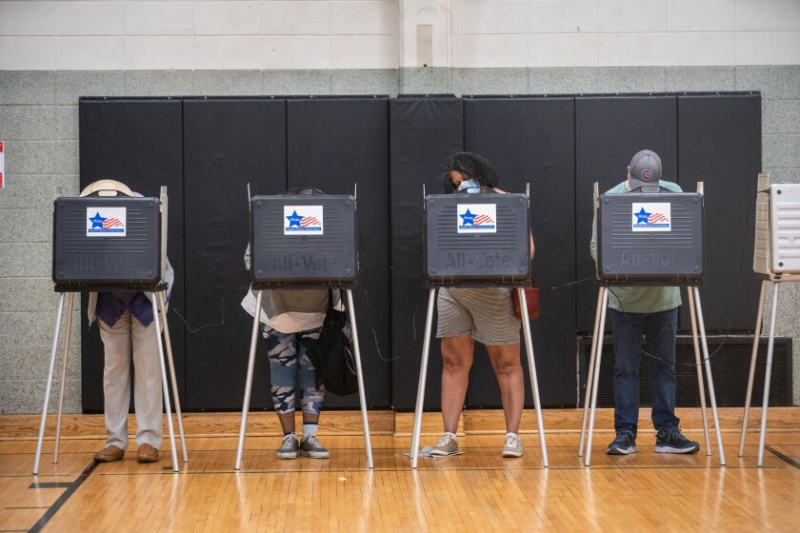   Les électeurs votent à l'école élémentaire Beulah Shoesmith du côté sud lors des élections primaires de l'Illinois de 2022, le mardi 28 juin 2022.