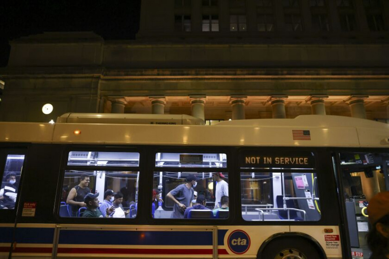   Imigrantes carregam um ônibus do lado de fora da Union Station em 31 de agosto de 2022. Migrantes da Venezuela foram transportados do Texas.
