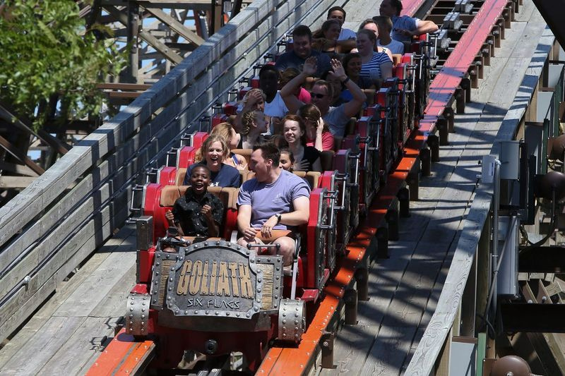 Six Flags Great America, Hurricane Harbor Chicago i Hurricane Harbor Rockford zostaną ponownie otwarte tej wiosny z serią nowych ograniczeń COVID-19.