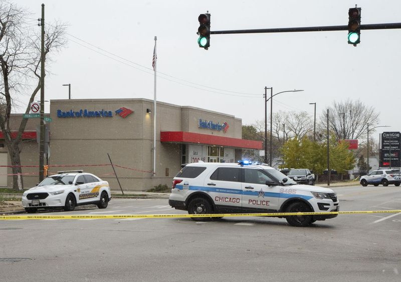 Policja prowadzi śledztwo w poniedziałek, gdzie dwóch opancerzonych strażników ciężarówek zostało zastrzelonych w oddziale Bank of America w Chatham.