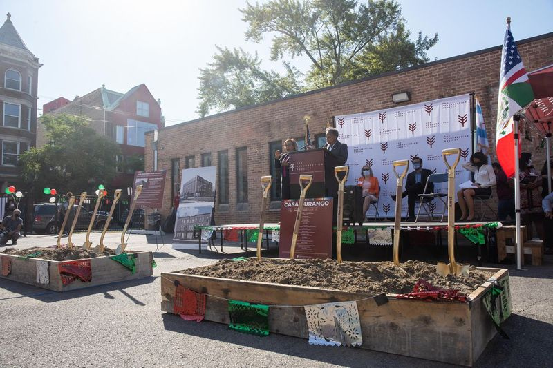 Čikagos merė Lori Lightfoot ketvirtadienį kalba per Pilzeno kaimynystėje esančio Resurrection Project įperkamo būsto plėtros ceremoniją Casa Durango.