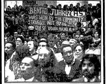 Orang ramai yang meraikan pembukaan Sekolah Menengah Benito Juarez pada 16 September 1977.