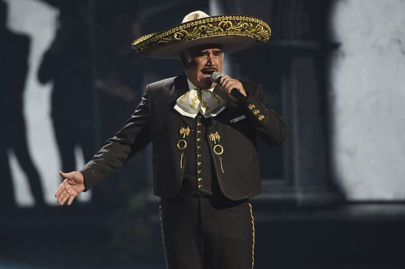 Vicente Fernandez interprète un medley aux 20e Latin Grammy Awards en 2019, à Las Vegas.