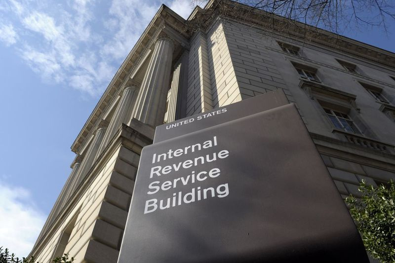 ARQUIVO - Nesta foto de 22 de março de 2013, foto de arquivo, o exterior do prédio do Internal Revenue Service (IRS) em Washington. Conforme surgem os ataques de ransomware, o FBI está dobrando sua orientação para as empresas afetadas: não pague os cibercriminosos. Mas o governo dos EUA também oferece um incentivo pouco conhecido para aqueles que pagam: os resgates podem ser dedutíveis de impostos. (AP Photo / Susan Walsh, Arquivo) ORG XMIT: WX201
