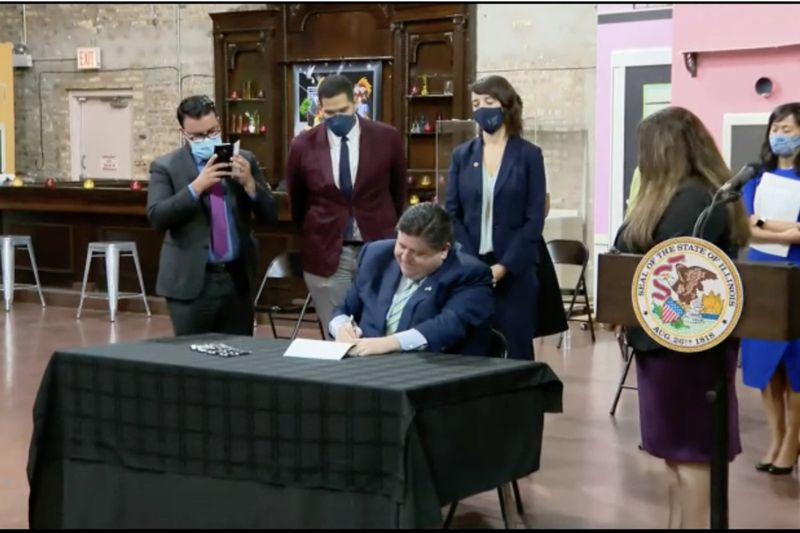 Gubernatorius J.B. Pritzkeris pirmadienį pasirašo įstatymo projektą po to, kai paskelbė apie lėšas padėti sunkumų patiriantiems valstybės nuomininkams ir namų savininkams.