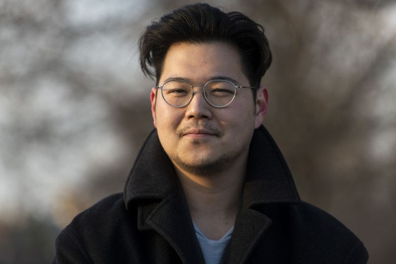 Glo Harn Choi, que vive en Albany Park, y su familia en los suburbios han sido excluidos de los dos controles de estímulo aprobados por el Congreso debido a su estatus migratorio.
