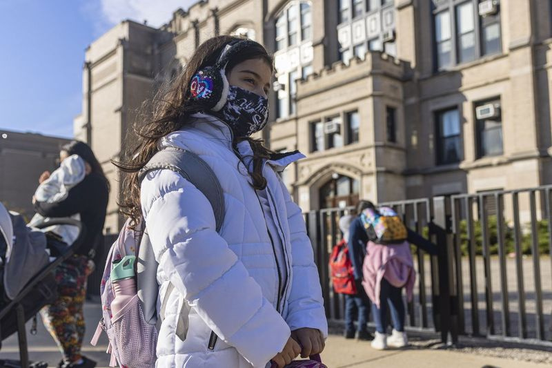 No quiero enfermarme porque la escuela no se está limpiando, Xochitl Frausto Morales, de 8 años de edad, un estudiante de tercer grado en la Escuela Primaria Eberhart, se quejó al Consejo Escolar Local en una reunión la semana pasada sobre la suciedad - y la ausencia de conserjes para mantener la escuela limpia. Sé que no está limpio porque encontré una cucaracha viva en el asiento del inodoro del baño de Eberhart.