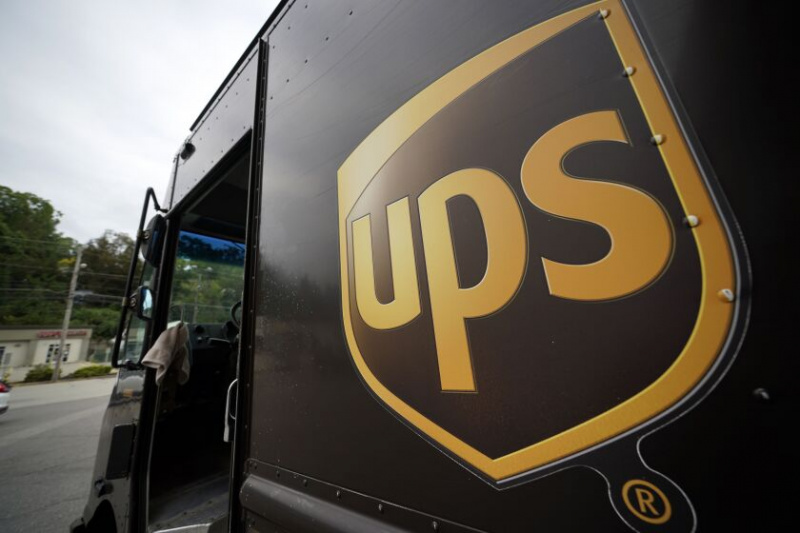  United Parcel Service plánuje najať viac ako 100 000 ďalších pracovníkov, ktorí pomôžu zvládnuť nárast balíkov počas zimnej dovolenkovej sezóny – podobne ako pri prenájme na dovolenku minulý rok a v roku 2020.