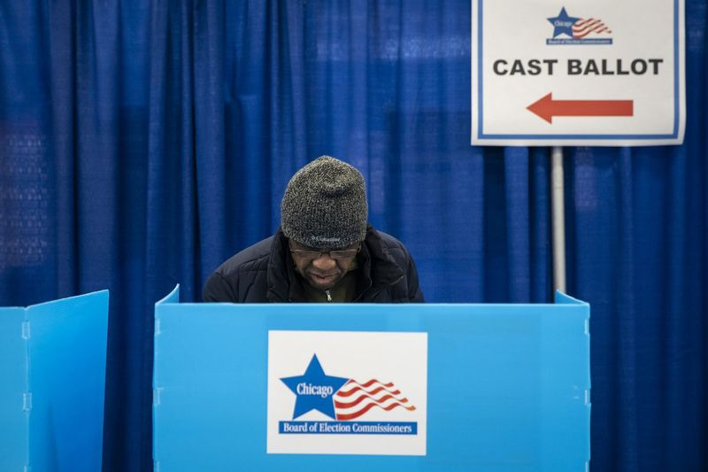 Fred Blakely, de 75 años, de South Shore, que se muestra votando en las elecciones primarias de marzo en el Loop Super Site, 191 N. Clark St.