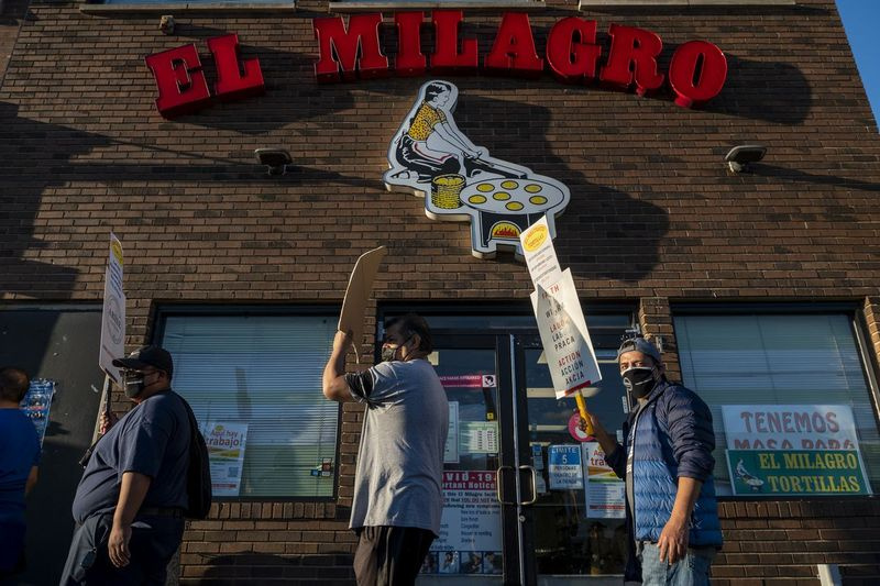 Los trabajadores de El Milagro hacen huelga frente a la ubicación de una empresa en 3050 W.26th St. el 24 de septiembre.