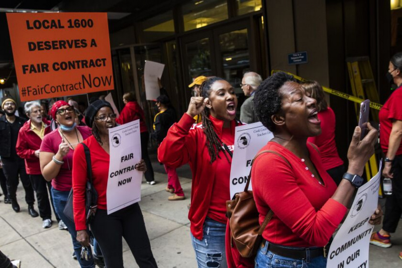   Les professeurs et le personnel des City Colleges de Chicago manifestent jeudi devant le Harold Washington College.
