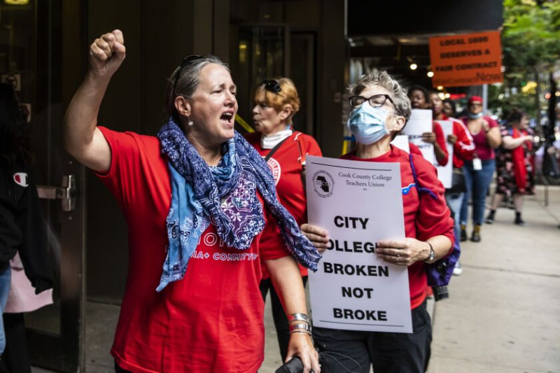   Les professeurs et le personnel des City Colleges de Chicago manifestent jeudi devant le Harold Washington College.
