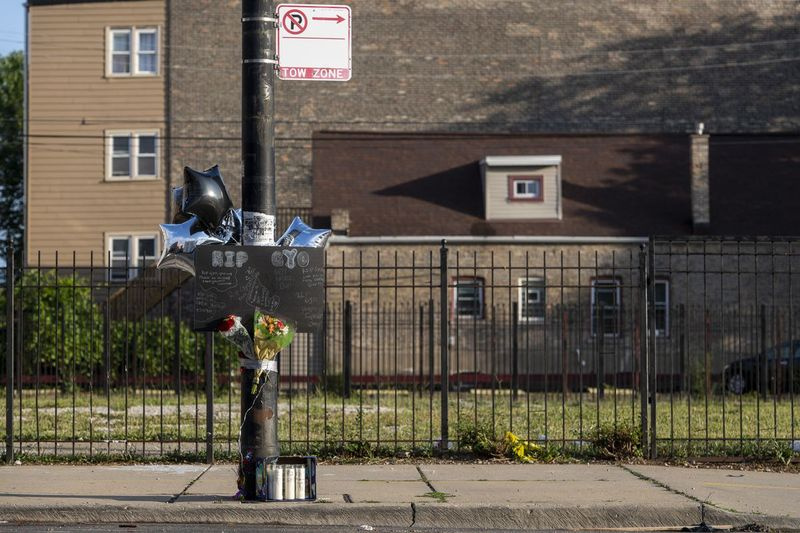 Un memorial pentru Gyovanny Arzuaga, care a fost împușcat și ucis în blocul 3200 din West Division St. din Humboldt Park, este văzut duminică. Arzuaga a fost ucis sâmbătă în timp ce sărbătorește Ziua Portoricană, duminică, 20 iunie 2021. Gyovanny călătorea cu Yasmin Perez, care a fost rănită grav în aceeași împușcătură.