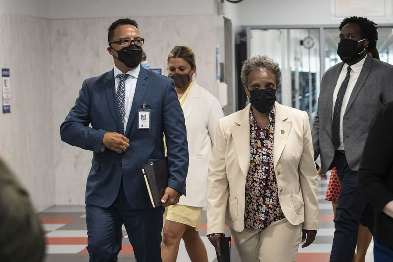 Nekdanji nadzornik šol Elgin José Torres in županja Lori Lightfoot se odpravita na tiskovno konferenco v srednjo šolo Richardson na jugozahodni strani, v ponedeljek popoldne, 14. junija 2021.