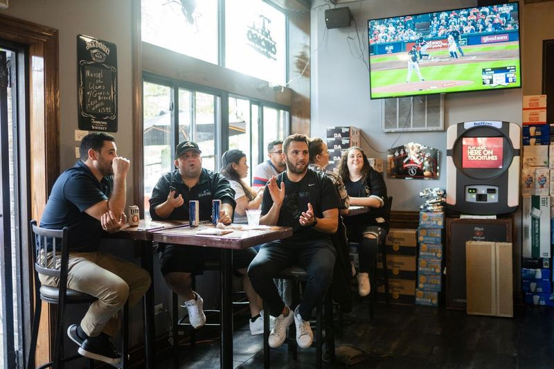 White Sox-fan Anthony Ciaravino zegt dat de geluiden van stadionvuurwerk als een tweede natuur voor hem zijn. Dit jaar zei hij te hopen dat de Sox alles zullen winnen. White Sox-fan Anthony Ciaravino, in het zwart, klapt tijdens het kijken naar de eerste wedstrijd van de American League Division Series tussen de Chicago White Sox en Houston Astros in Turtle