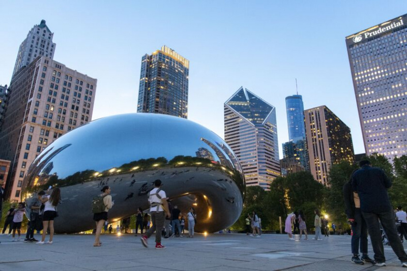   Chicagolased kogunevad Cloud Gate'i, paremini tuntud kui Bean.