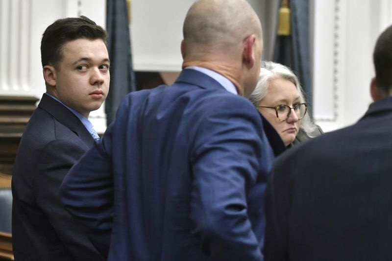 Kyle Rittenhouse regarde en arrière avant de faire une pause lors de son parcours au palais de justice du comté de Kenosha à Kenosha, Wisconsin, le lundi 15 novembre 2021.