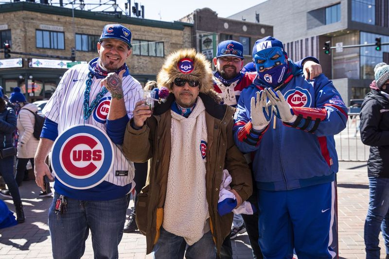 Richie Garcia (keskel, valges särgis), 47-aastane Bridgeportist, poseerib koos sõpradega väljaspool Wrigley Fieldi enne Chicago Cubsi kodumängu Pittsburgh Piratesi vastu.