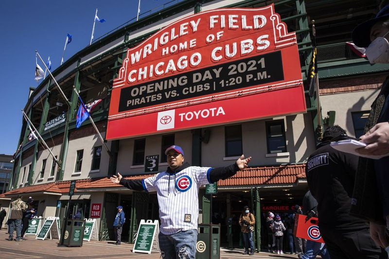 25-aastane Ivan Aroyo Cicerost poseerib Wrigley Fieldi juures fotol enne Chicago Cubsi avapäeva mängu Pittsburgh Piratesiga.