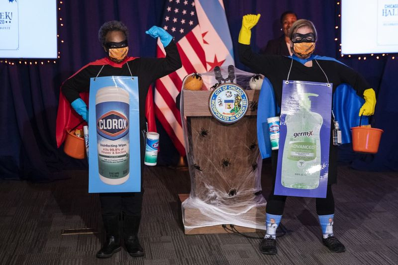 Il sindaco Lori Lightfoot e la dottoressa Allison Arwady, commissario del Dipartimento della sanità pubblica di Chicago, indossano i costumi di Rona Destroyer e posano per una foto al municipio