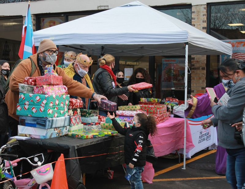 Nous sommes venus parce que nous sommes Boricua et que notre tradition est Los Reyes, a déclaré Vanessa Martinez, la grand-mère de Kayden Torres, 5 ans.