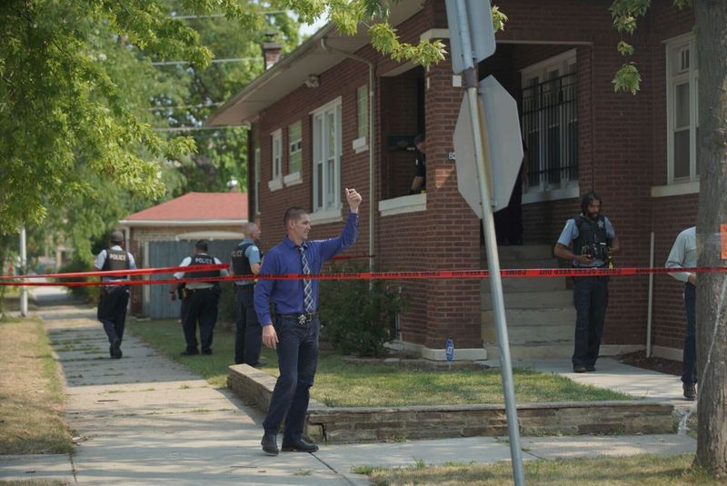 サウスシカゴの近所で少年が殺された後、警察は土曜日に調査します。