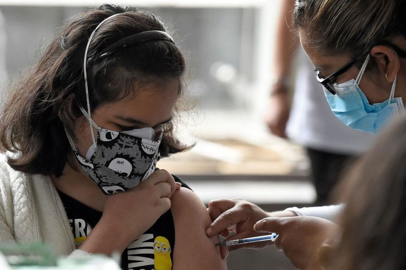 Nieletni zostaje zaszczepiony pierwszą dawką szczepionki Pfizer-BioNtech w Mexico City w poniedziałek.