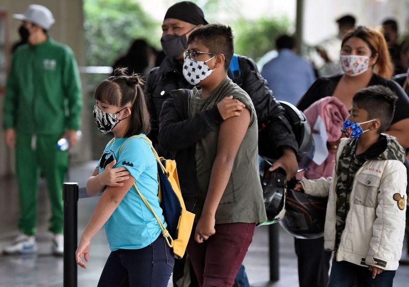 Nieletni odchodzą po zaszczepieniu pierwszą dawką szczepionki Pfizer-BioNtech w Bibliotece Vasconcelos w Mexico City w poniedziałek.