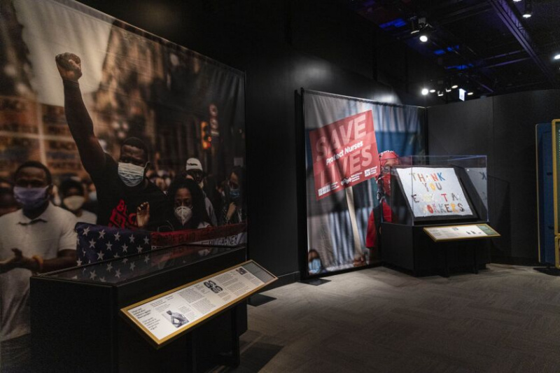   O parte din noua expoziție a Field Museum „Death: Life’s Greatest Mystery” sunt spații dedicate victimelor violenței împotriva persoanelor de culoare și pierderilor suferite în timpul pandemiei de COVID-19.