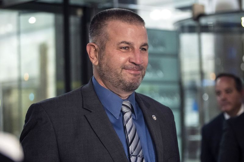 Broliškojo policijos ordino prezidentas Johnas Catanzara pirmadienį kalbasi su žurnalistais, kai išeina iš Čikagos policijos valdybos posėdžio „Loop“.