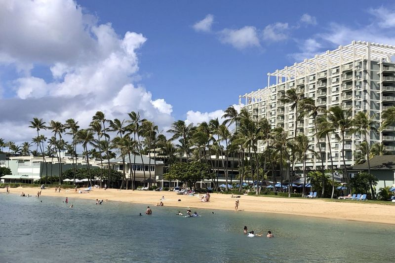Sebuah pusat peranginan di Honolulu digambarkan pada November 2020. Pihak berkuasa di sana berkata seorang wanita dari pinggir bandar barat daya Chicago menggunakan kad vaksinasi COVID-19 palsu untuk memintas tempoh kuarantin yang diperlukan.