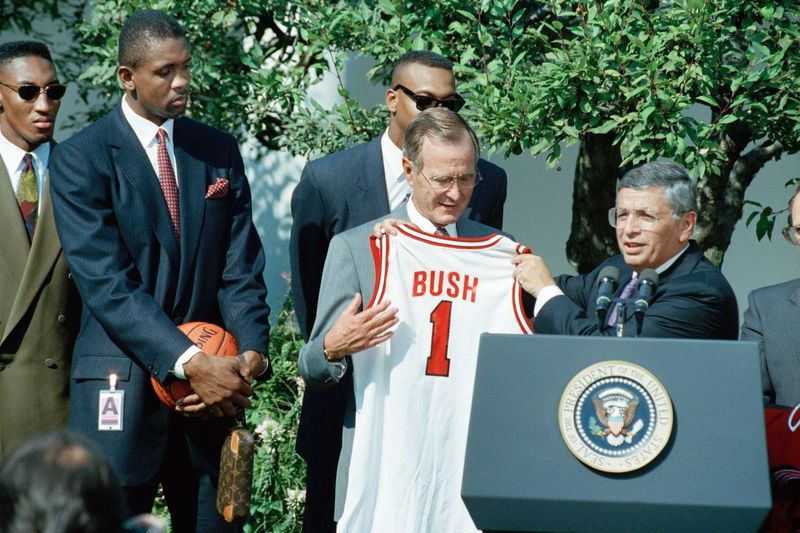 O comissário da NBA, David Stern, presenteou o presidente Bush com uma camisa do Chicago Bulls durante uma cerimônia no Rose Garden.