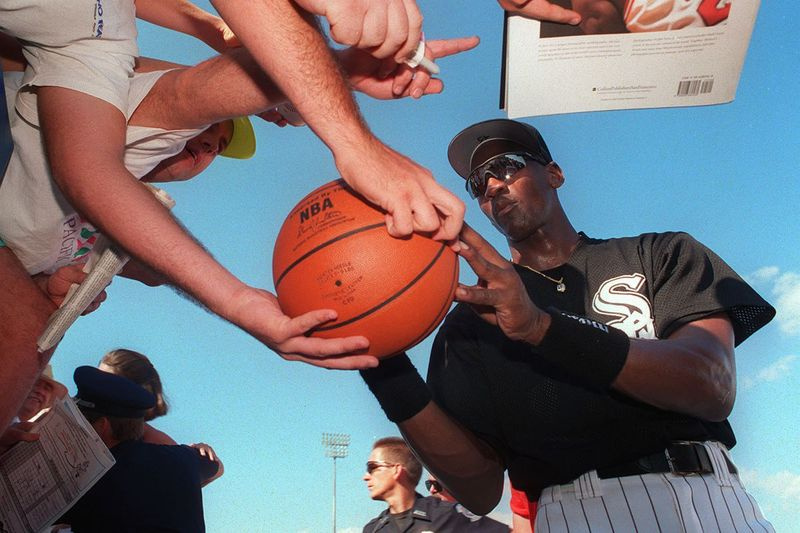 Michael Jordan firma autografi lungo il muro dell