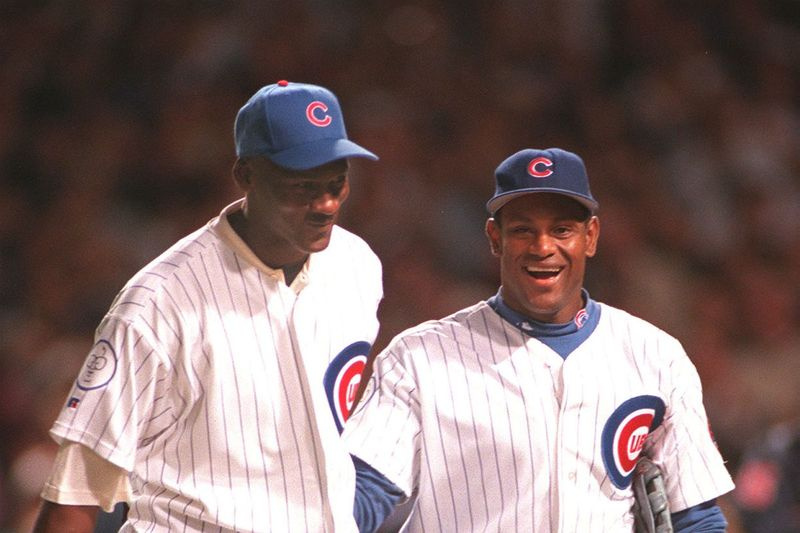 Michael Jordan chatter med Sammy Sosa på Wrigley Field.