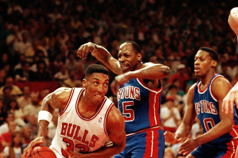 Scottie Pippen, vlevo, jede kolem Detroit Pistons Vinnie Johnson během finále Východní konference v roce 1990.
