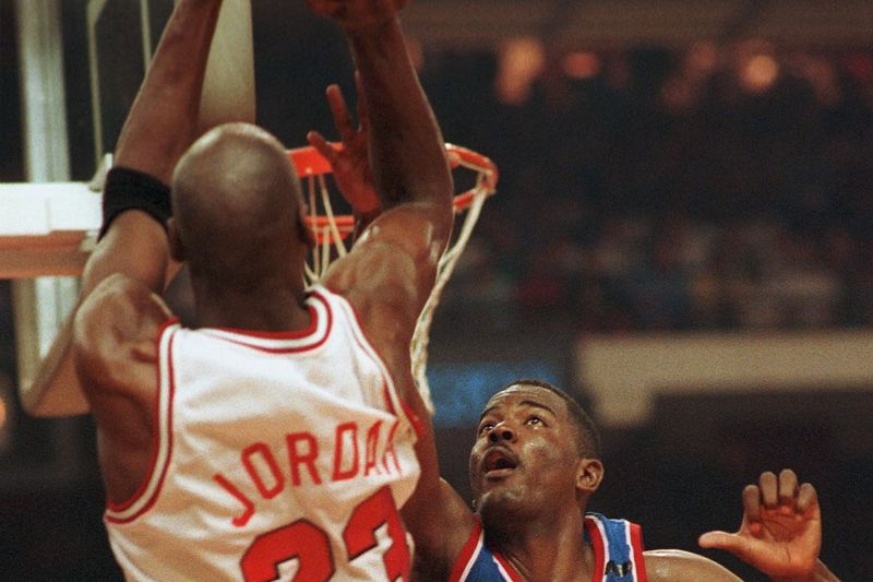 Michael Jordan, vlevo, střílí přes Pistons Joe Dumars během finále Východní konference NBA v roce 1991.