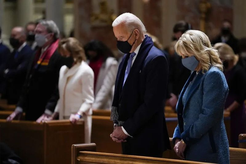 O presidente Joe Biden e sua esposa, Jill, assistem à missa na Catedral de São Mateus, o Apóstolo, em Washington.