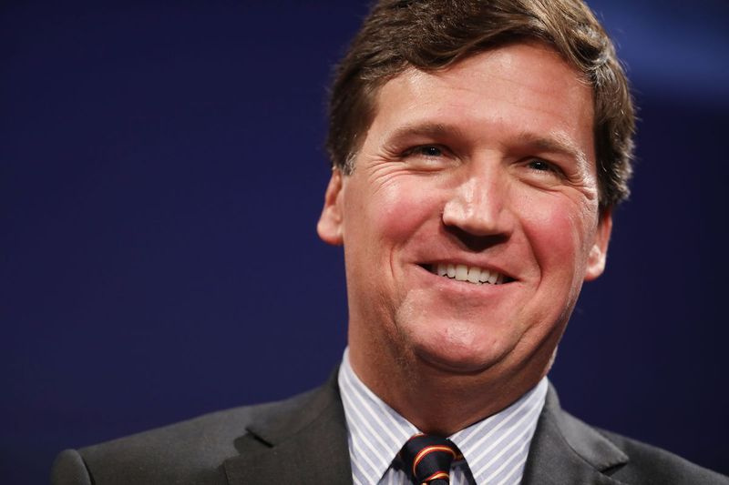 Moderátor Fox News Tucker Carlson sa objaví na samite národných recenzií nápadov