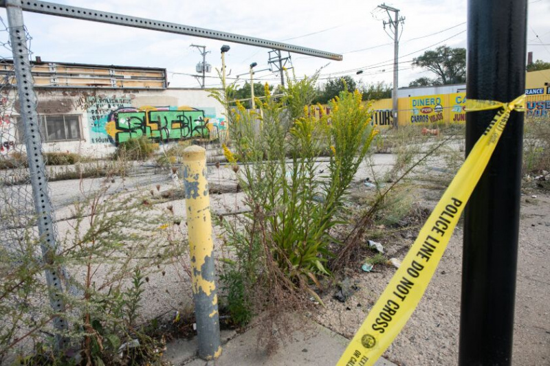  Gelbes Absperrband der Polizei ist in der Nähe eines unbebauten Grundstücks an der Kreuzung der 31st Street und der South Kedzie Avenue im Viertel South Lawndale zu sehen.