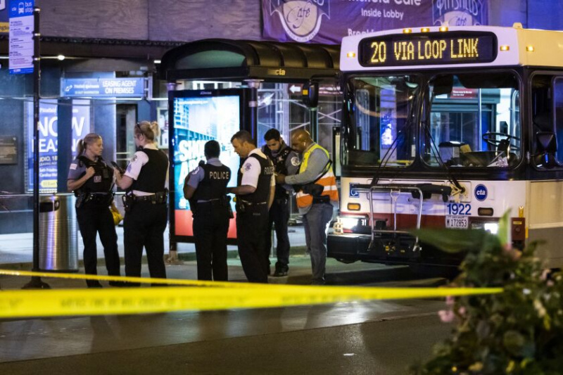  Chicagopolisen utreder i det första kvarteret på East Washington Avenue i Loop, där en CTA-busschaufför blev fysiskt attackerad och sedan sköts i september 2021.