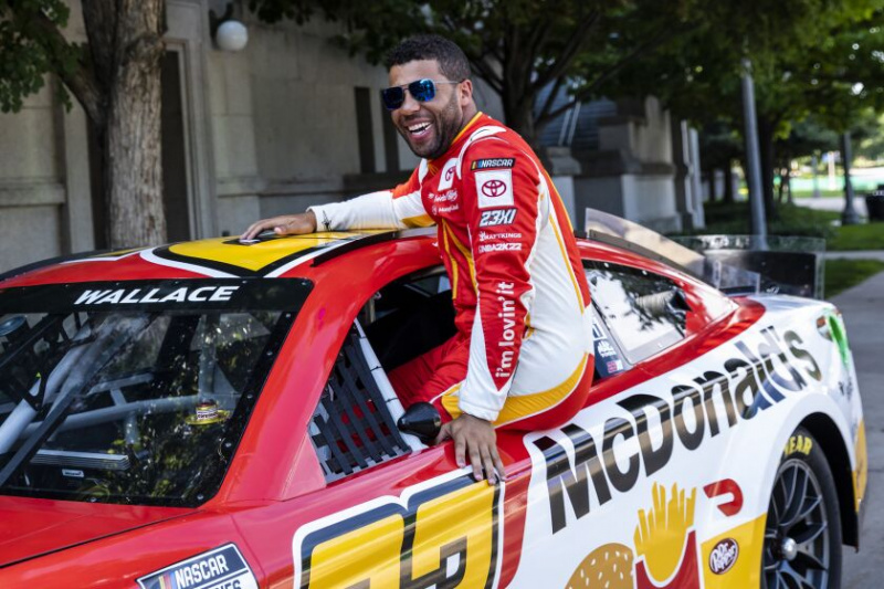  NASCARi juht Bubba Wallace poseerib Soldier Fieldi ees fotol, kui ta teisipäeva pärastlõunal, 19. juulil 2022, mööda linna ringi sõidab. Linnapea Lori Lightfoot teatas teisipäeval, et Chicago kesklinna järve ääres toimuvad kolm aastat NASCARi võidusõite. esimene komplekt toimub 2. juulil 2023. 2,2-miiline vitriin kujutab endast esimest tänavarajavõistlust NASCARi 75-aastase ajaloo jooksul.