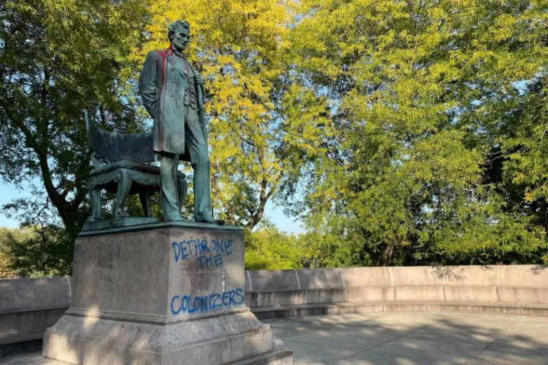  Un grupo anónimo se atribuyó el mérito de verter pintura en la estatua de Lincoln Park y dijo que quería recordar a la gente la ejecución pública de 38 hombres de Dakota en la guerra entre Estados Unidos y Dakota de 1862.