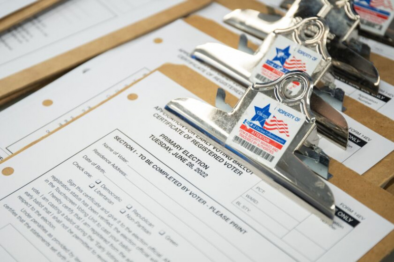  Les formulaires de vote sont visibles au Loop Super Site au 191 N. Clark St. le premier jour du vote anticipé pour les élections primaires de l'Illinois, le mardi matin 31 mai 2022.