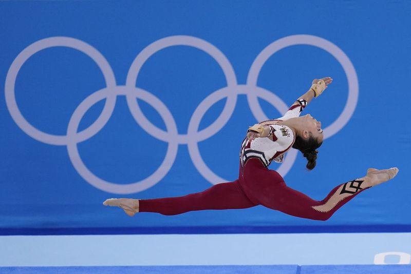 Pauline Schaefer-Betz uit Duitsland voert haar vloeroefening uit tijdens de artistieke gymnastiekkwalificaties voor vrouwen op de Olympische Zomerspelen 2020 in Tokio. Het Duitse gymnastiekteam droeg unitards met volledige benen die tot aan hun enkels reikten, en meed daarbij de traditionele bikinisnit die hoog op de heup eindigt.